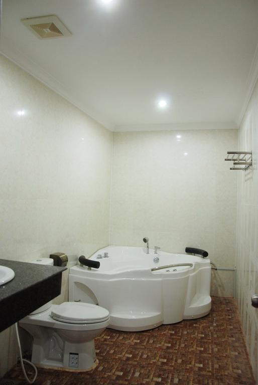 Emerald Bb Battambang Hotel Exterior photo
